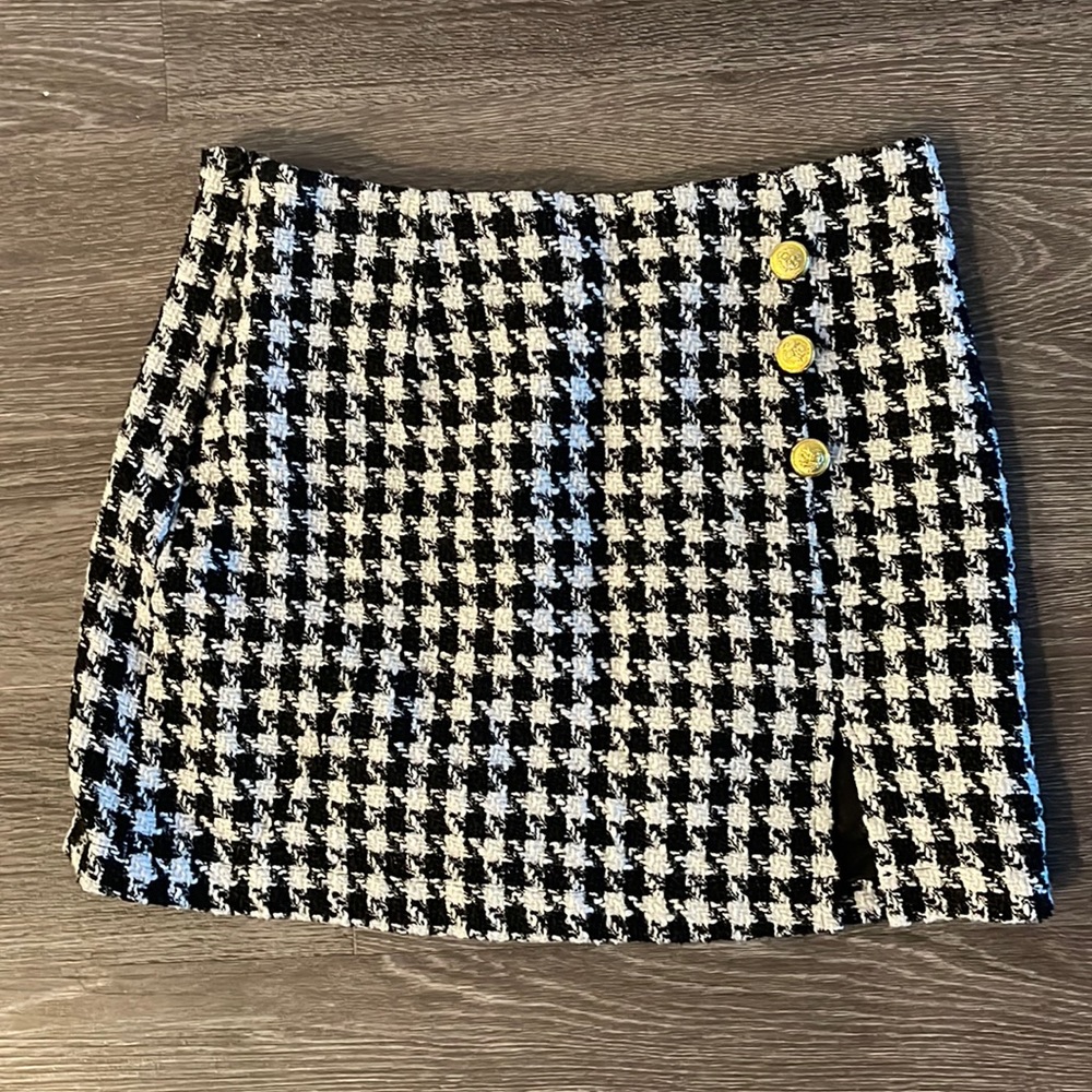 Black and white print skirt.